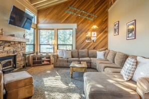 Smart TV, chimenea, videojuegos y tenis de mesa 