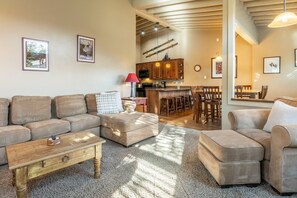 Smart TV, fireplace, video games, table tennis - Updated1849 Townhome #611, Steps to Canyon Lodge 4 Bed/3BA, hot tubs, game rm, sauna! (Mammoth Lakes)