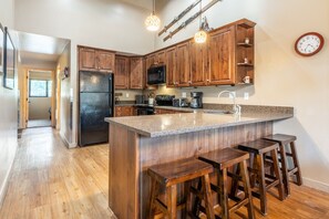 Kjøleskap, mikrob ølgeovn, ovn og kokeplater