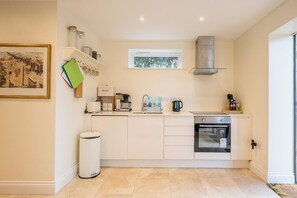 Kühlschrank, Mikrowelle, Ofen, Wasserkocher mit Kaffee-/Teezubehör