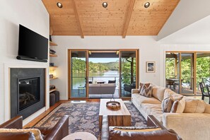 Smart TV, fireplace