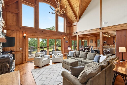 Windy Path Farm | Animals, Hot Tub, Game Room + Breathtaking VIEWS!