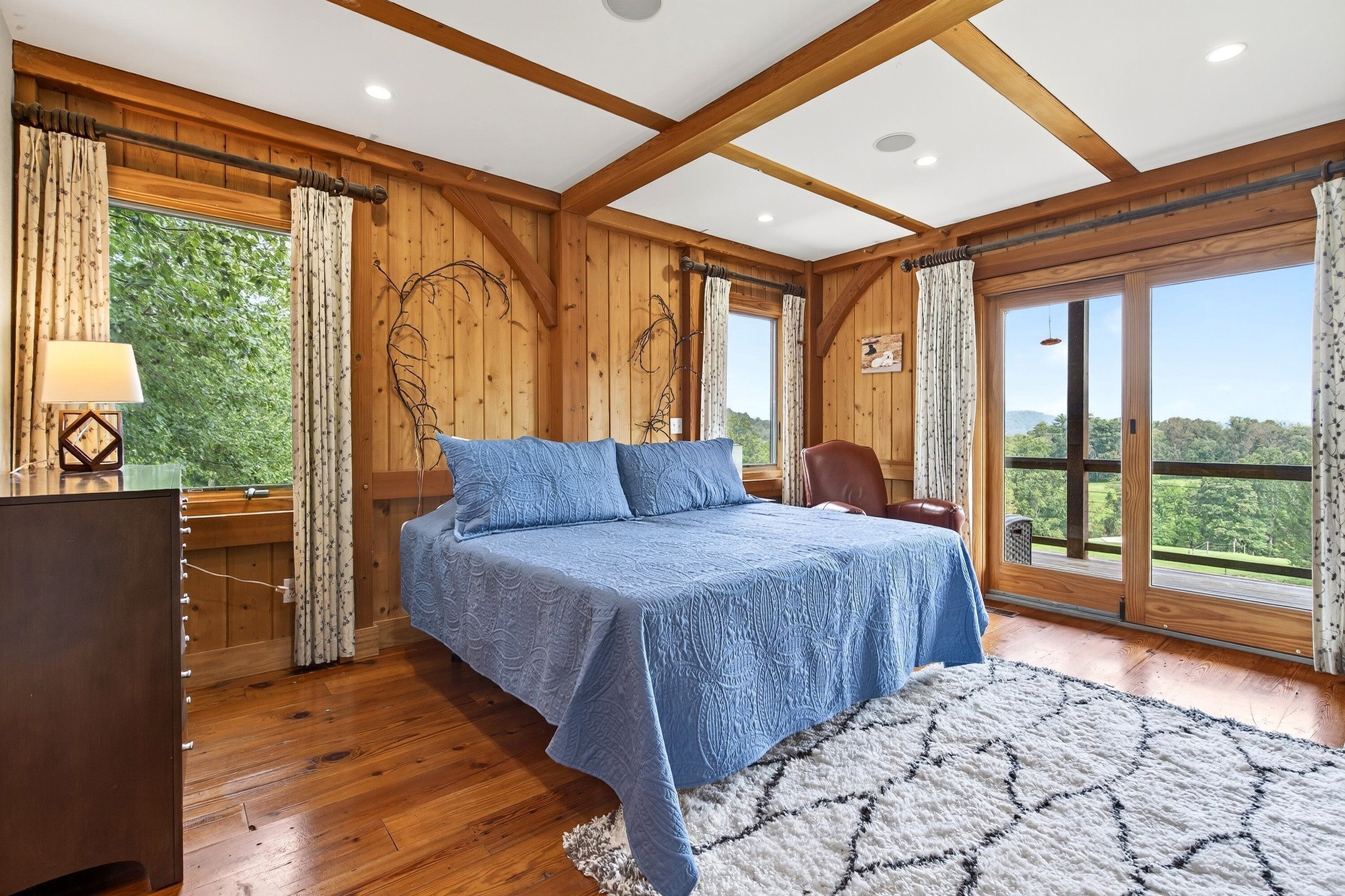 5 bedrooms, desk, free WiFi, bed sheets