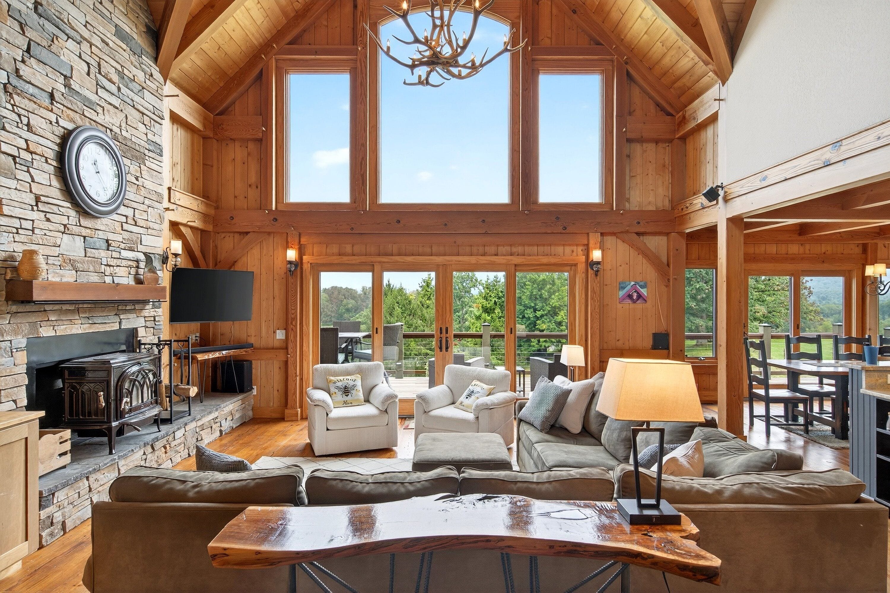 Smart-TV, Kamin, Tischfußball