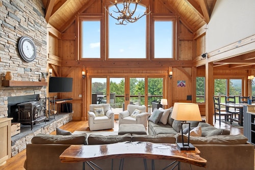 Windy Path Farm | Animals, Hot Tub, Game Room + Breathtaking VIEWS!