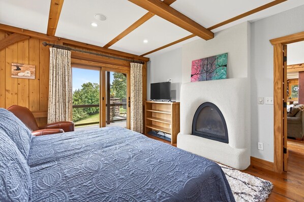 5 bedrooms, desk, free WiFi, bed sheets