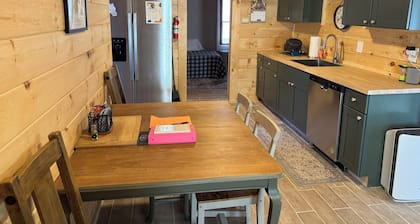 Cozy cottage in Alexandria Bay just blocks from the water