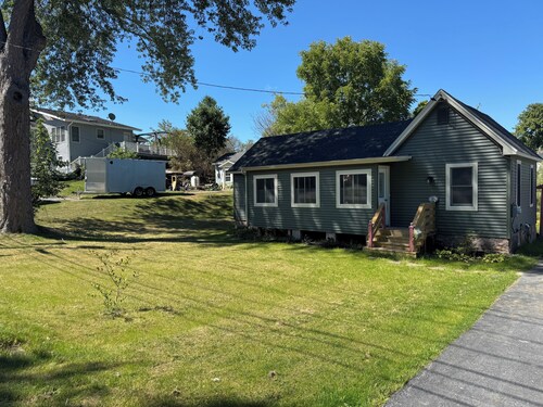 Cozy cottage in Alexandria Bay just blocks from the water