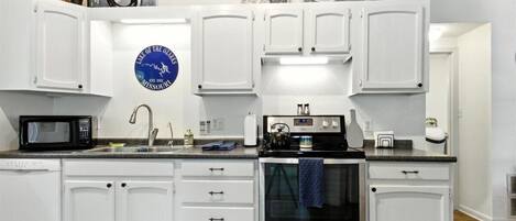 Frigorifero, microonde, forno, piano cottura