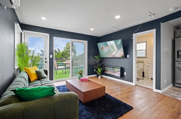 Living area - Starlight Cove · 15 Min to Beach · BBQ · EV (Hawthorne)