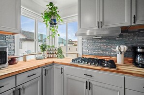 Private kitchen - Starlight Cove · 15 Min to Beach · BBQ · EV (Hawthorne)