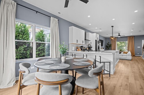 Modern Luxury Sleeps 8.  Walk to DT Geneva