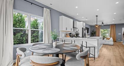 Modern Luxury Sleeps 8. Walk to DT Geneva