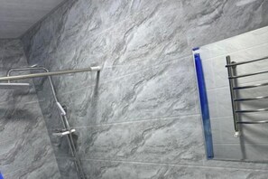 Shower, hair dryer, towels, soap - Hotel Moon (Samarkand)