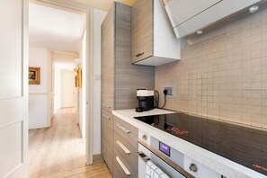 Een koelkast, een microgolfoven, een oven, een kookplaat