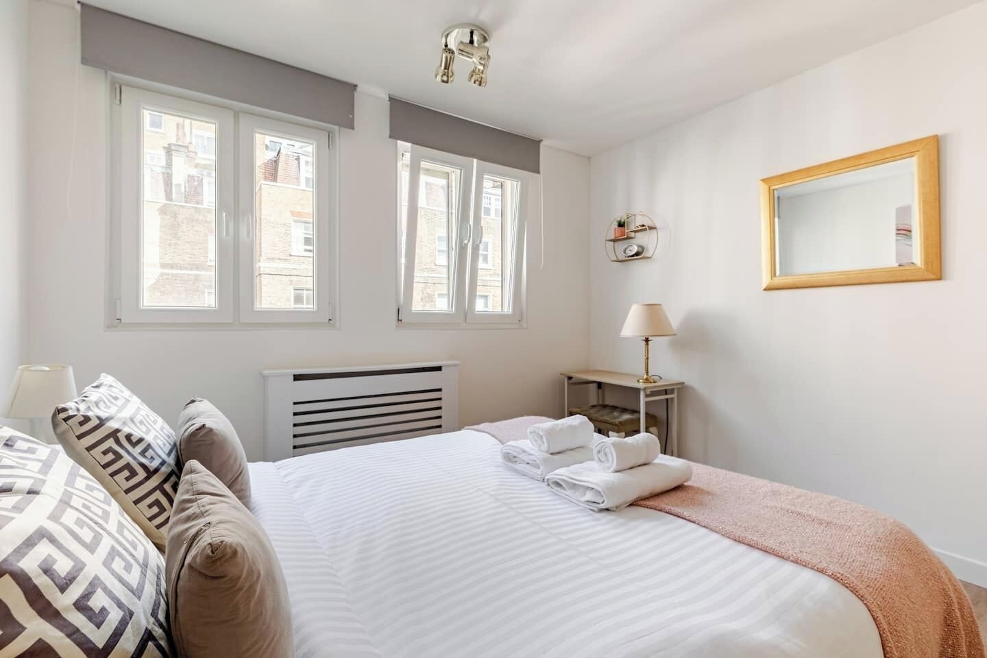 2 habitaciones, tabla de planchar con plancha, wifi y ropa de cama 
