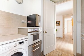 Een koelkast, een microgolfoven, een oven, een kookplaat