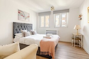 2 chambres, fer et planche à repasser, Wi-Fi, draps fournis