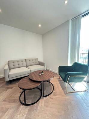 TV - NEW | Luxury 1BD Apartment Wapping (Greater London)