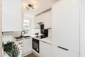Refrigerador, microondas, horno, placa de cocina