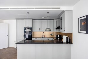 Fridge, microwave, oven, stovetop - Luxury 2BR Apartment with A/C- Wapping (Greater London)