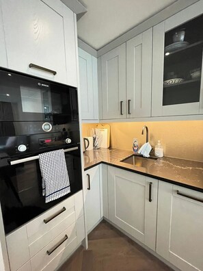 Refrigerador, microondas, horno, placa de cocina