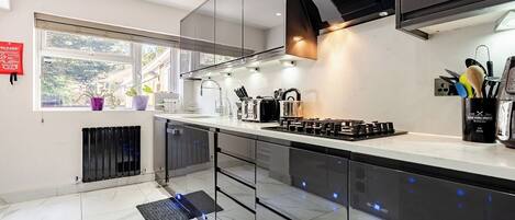 Køleskab, mikrobølgeovn, ovn, kogeplade