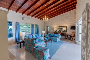 Téléviseur, lecteur de DVD, livres