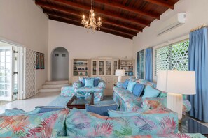 Televisión, reproductor de DVD y libros 