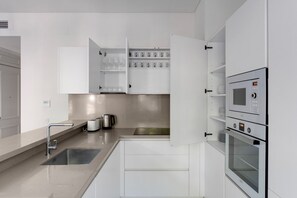 Kühlschrank, Mikrowelle, Ofen, Herdplatte