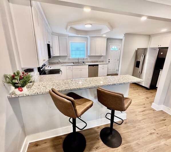 Private kitchen - 3-bedroom house in charming Portsmouth centrally located (Portsmouth)