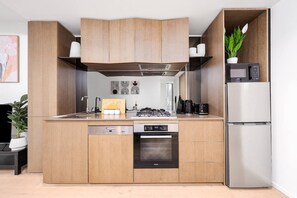 冷蔵庫、電子レンジ、オーブン、コンロ