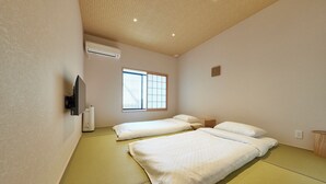 A room with two beds, a TV, and a window. - KawaKawa 2-minute walk from Kiyomizu Gojo Station, Kyoto, near Kiyomizu Temple and Kamo River, accommodates up to 6 people, luggage storage available, modern Japanese-style villa, close to famous sightseeing spots, travel with family and friends (京都市東山区問屋町通五条下る三丁目東橘町)