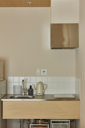 Microwave, oven - KawaKawa 2-minute walk from Kiyomizu Gojo Station, Kyoto, near Kiyomizu Temple and Kamo River, accommodates up to 6 people, luggage storage available, modern Japanese-style villa, close to famous sightseeing spots, travel with family and friends (京都市東山区問屋町通五条下る三丁目東橘町)
