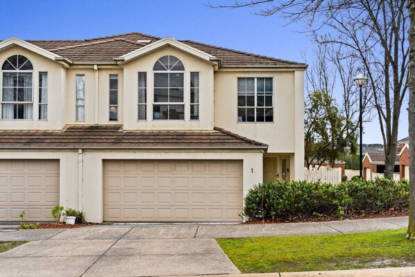 Exterior - Your Cozy Home in Glen Waverley | 4BR Family Stay (Glen Waverley)