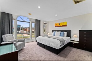 4 bedrooms, desk, iron/ironing board, free WiFi - Your Cozy Home in Glen Waverley | 4BR Family Stay (Glen Waverley)