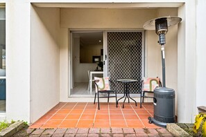 Outdoor dining - Your Cozy Home in Glen Waverley | 4BR Family Stay (Glen Waverley)