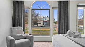 4 bedrooms, desk, iron/ironing board, free WiFi