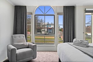 4 bedrooms, desk, iron/ironing board, free WiFi - Your Cozy Home in Glen Waverley | 4BR Family Stay (Glen Waverley)