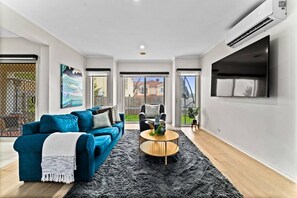 TV - Your Cozy Home in Glen Waverley | 4BR Family Stay (Glen Waverley)