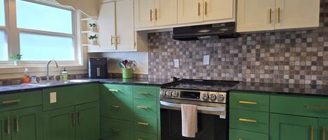 雪櫃、微波爐、焗爐、爐具