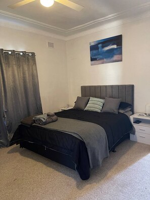 3 Schlafzimmer, Schreibtisch, Bügeleisen/Bügelbrett, Reisekinderbett