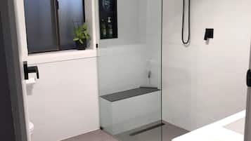 Douche, sĂšche-cheveux, serviettes fournies, savon