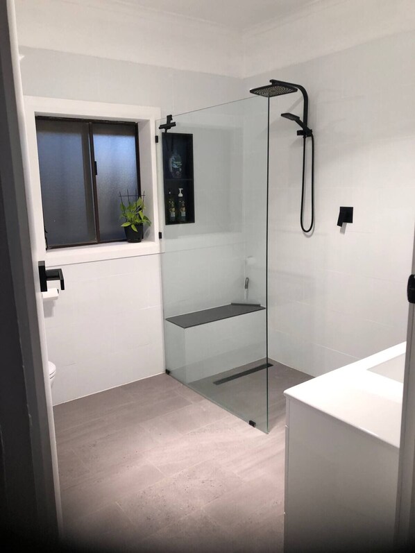 Dusche, Haartrockner, Handtücher, Seife