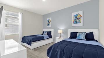 3 habitaciones, tabla de planchar con plancha y cuna de viaje