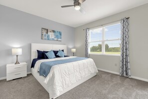 3 chambres, fer et planche à repasser, lit de bébé portatif