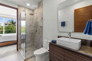 Douche, sèche-cheveux, serviettes fournies, savon