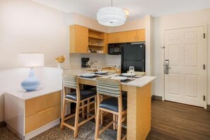 Frigorífico, microondas, placa de cocina y lavavajillas