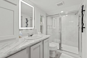 Shower, towels, soap, toilet paper - -NEW- Tiny House: Bessie Belle. Close to Rocker B! (Mineral Wells)