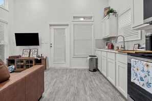 Private kitchen - -NEW- Tiny House: Bessie Belle. Close to Rocker B! (Mineral Wells)